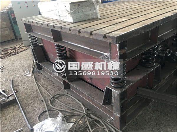 振动平台的振动电机安装位置 振动平台的振动电机安装位置